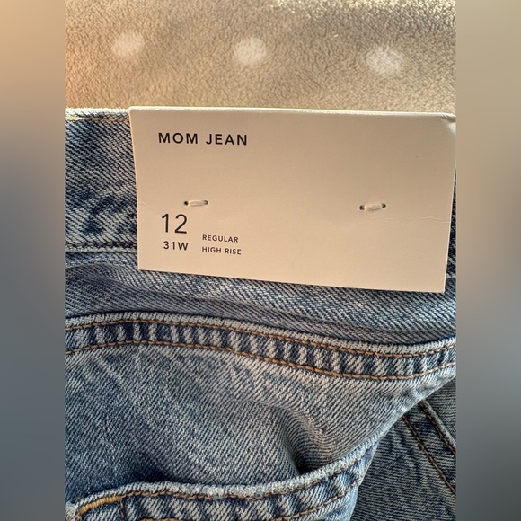 American Eagle Hi-Rise Mom Jeans - Picture 10 of 10